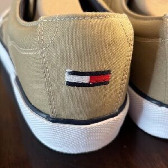 Tommy Hilfiger size 10 Kakis Cavas Sneaker pre owned with flaws - Picture 4 of 5